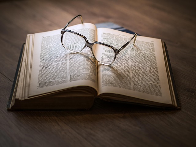 Libri e occhiali su scrivania, consulenza pedagogica