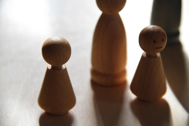 Figure familiari in legno, simbolo di mediazione familiare
